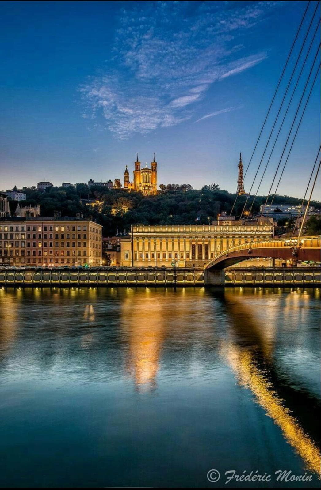 La cour d'appel de Lyon et Fourvière, vues depuis la Saône de nuit